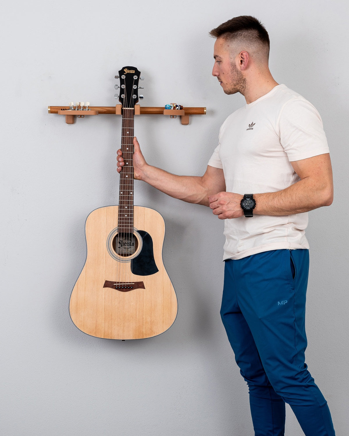 Gitarrenständer „Klassischer Gitarrist“